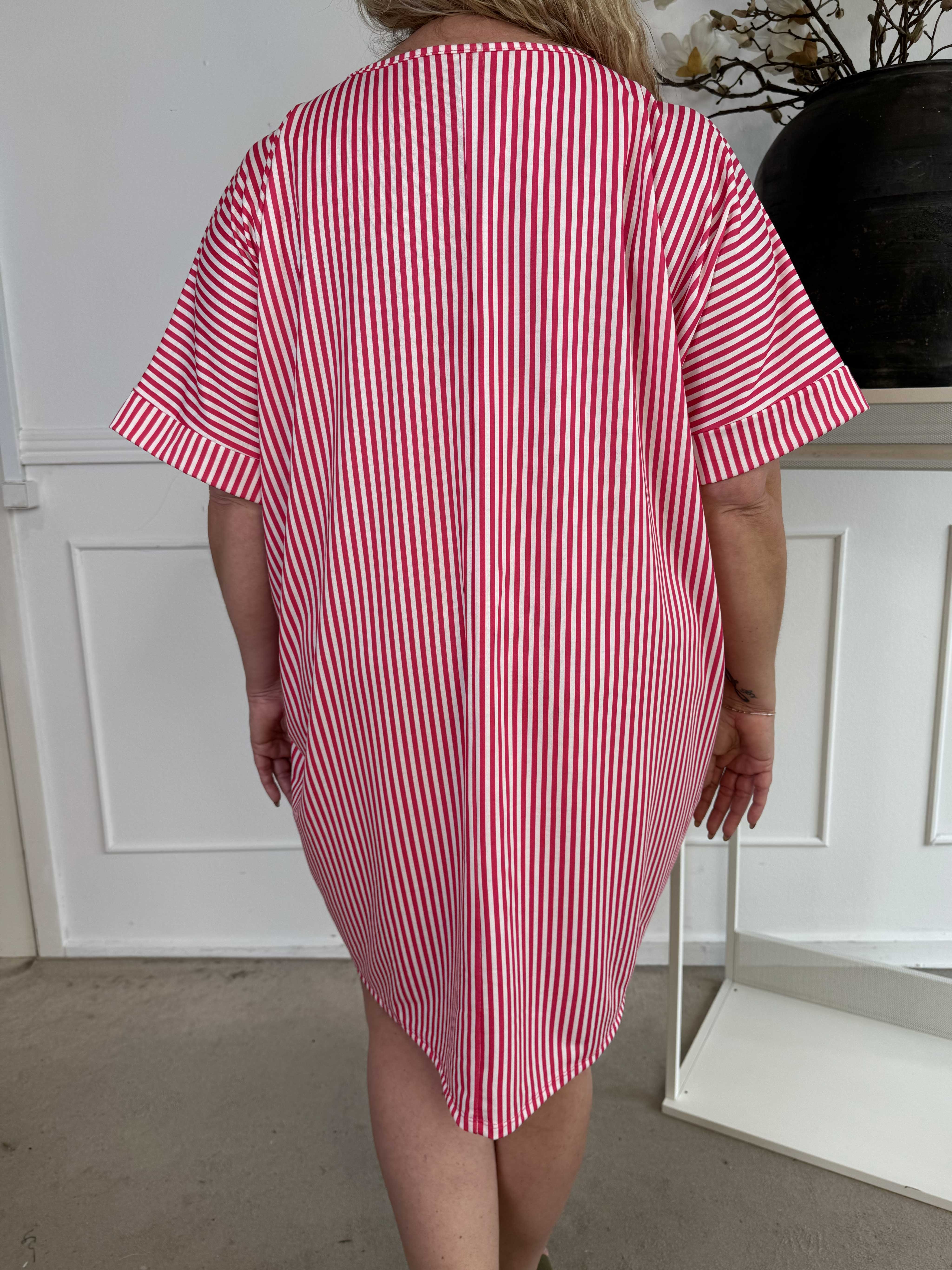 Mintu Stripe Dress - Plus size stribet kjole i bomuld med similisten